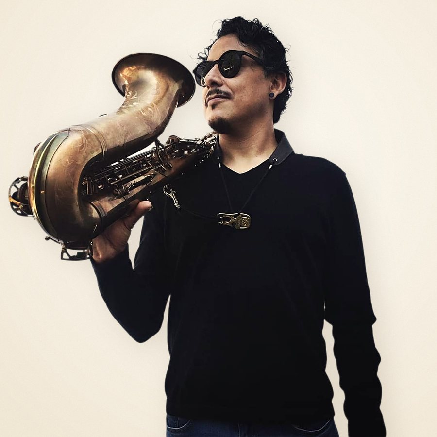 Eleazar Soto con su saxofón tenor